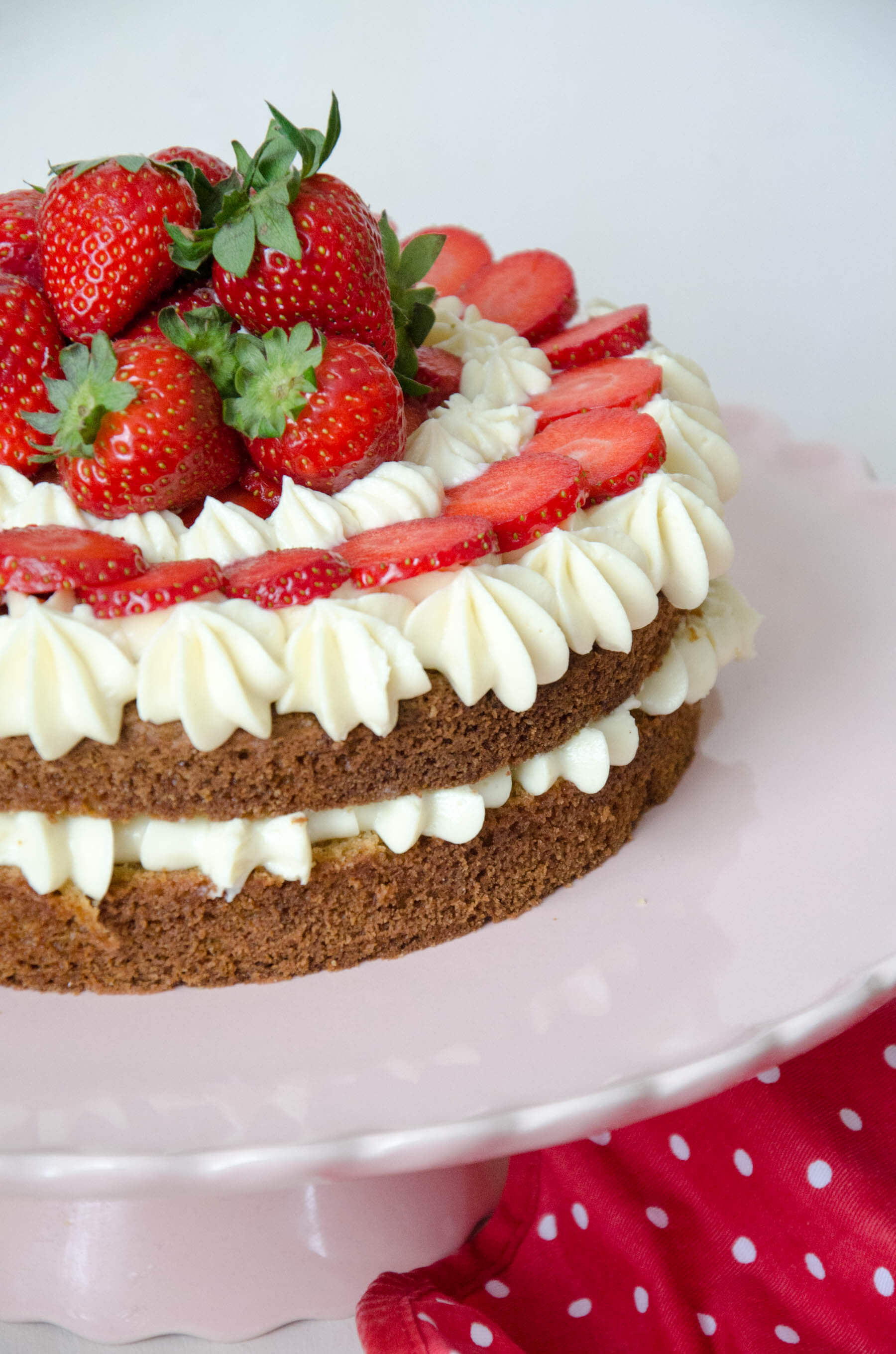 Buttermilch-Erdbeer-Torte mit weißer Schokoladencreme - Baking Barbarine