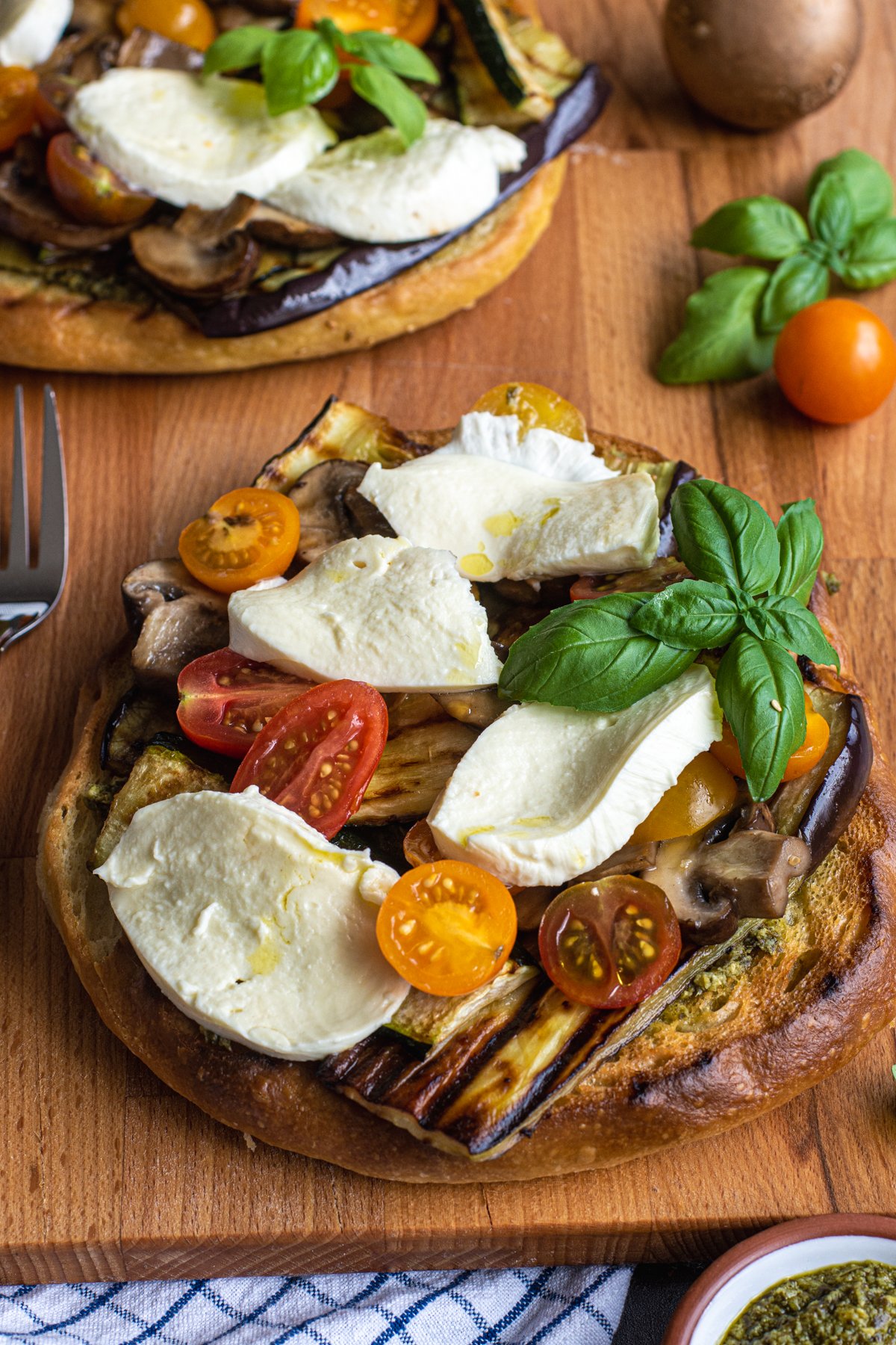Mediterrane Fladenbrot-Pizza mit gegrilltem Gemüse - Baking Barbarine